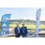 V.l.: Dr. Thomas Aubel, Geschäftsführer, MAHA Maschinenbau Haldenwang und Kurt Sigl, Präsident, Bundesverband eMobilität e.V