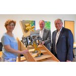 Im Bild v.l.n.r.: Prof. Dr.-Ing. Petra Friedrich (Projektverantwortliche an der Hochschule Kempten), Prof. Dr. Wolfgang Hauke (Hochschulpräsident) und Anton Klotz (Stiftungsratsvorsitzender der gemeinnützigen Familie Rauch-Stiftung von MAHA | © Hochschule Kempten